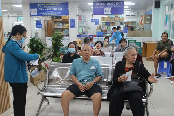 Lương cơ sở dự kiến tăng 8%, BHYT thay đổi ra sao?