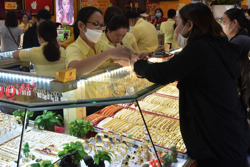 Giá vàng hôm nay, 18-3: Tiếp tục lao xuống