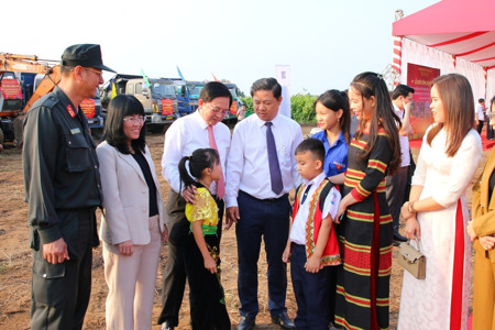 Phó Thủ tướng Hồ Quốc Dũng dự lễ động thổ trường vùng biên ở Đắk Lắk