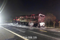 Xe khách bốc cháy: 46 người trên xe may mắn thoát nạn