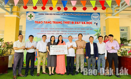 Trao viện trợ khắc phục hậu quả thiên tai cho các trường mầm non