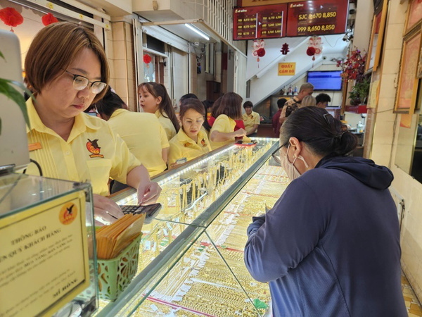 Sáng 21-3, giá vàng miếng SJC rớt thêm 5 triệu đồng/lượng khi vừa mở cửa