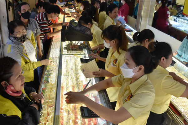 Giá vàng hôm nay, 21-3: Vàng thế giới "bốc hơi" 244 USD