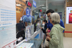 Áp dụng BHYT điện tử, chấm dứt đòi thẻ giấy