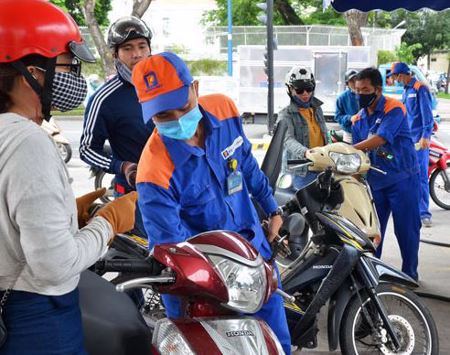 Miễn thuế bảo vệ môi trường, tiêu thụ đặc biệt, VAT với xăng dầu đến ngày 15-4