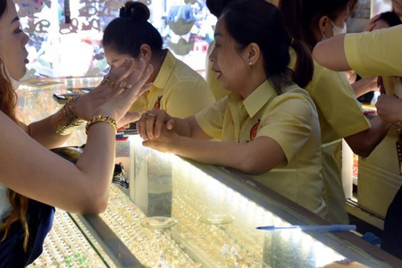 Giá vàng hôm nay, 4-3: Vàng thế giới giảm gần 300 USD