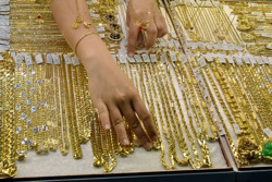 Giá vàng hôm nay, 6-3: Vàng thế giới giảm 113 USD