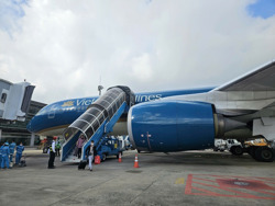 Hàng không, du lịch chật vật giữ khách