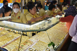 Giá vàng hôm nay, 1-4: Tăng mạnh lên gần 4.700 USD/ounce