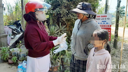 Xã Ea Riêng: Khẩn trương khoanh vùng, dập ổ dịch thủy đậu