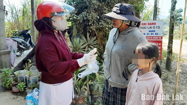 Xã Ea Riêng: Khẩn trương khoanh vùng, dập ổ dịch thủy đậu