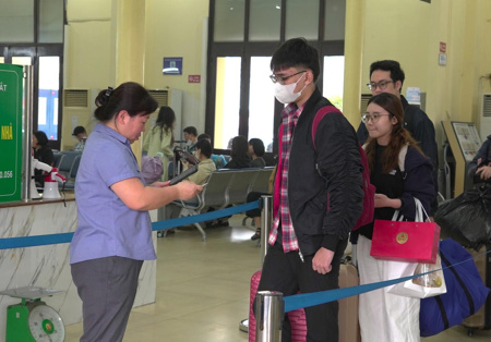 Vé tàu xe “nóng” dần dịp lễ 30/4