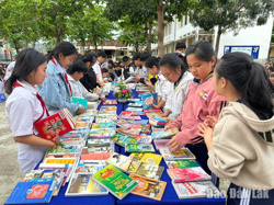 Tổ chức phục vụ sách lưu động cho hàng ngàn học sinh