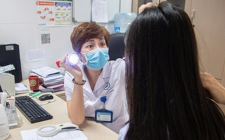 Sau chơi thể thao, nhiều người ngứa da, nổi mẩn vì nắng nóng