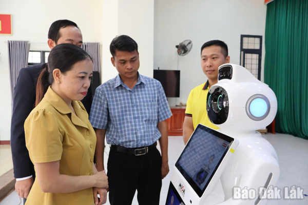Xã Ea Knuếc: Triển khai “Robot lễ tân AI” trợ giúp thủ tục hành chính