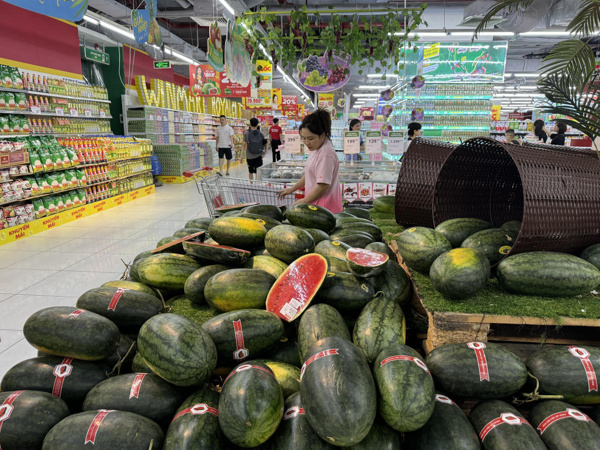 Giá hàng hóa, dịch vụ tăng cao: Người tiêu dùng thắt chặt chi tiêu