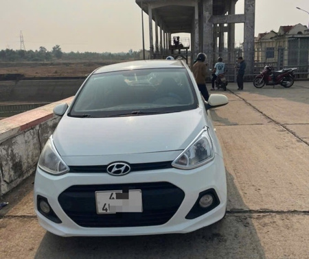 Nam thanh niên để lại ô tô, nghi nhảy hồ tự tử