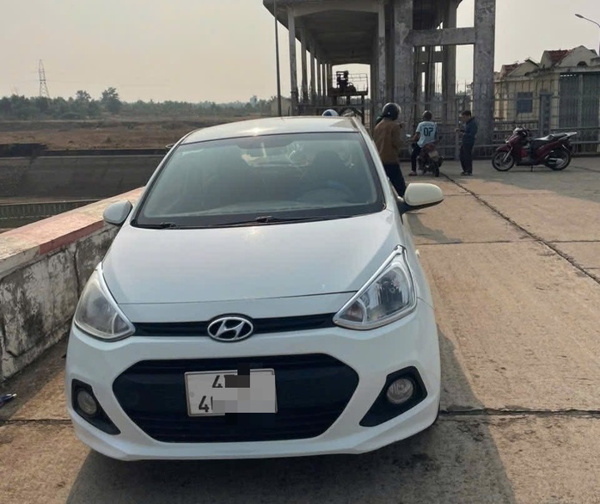 Nam thanh niên để lại ô tô, nghi nhảy hồ tự tử