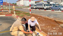 Cảnh sát giao thông xóa “dấu vết lạ” trên các sân sát hạch lái xe