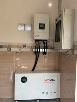 Lắp điện mặt trời kèm nhiều pin lưu trữ có giúp giảm tiền điện?