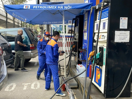 Băn khoăn khi giao doanh nghiệp định giá xăng dầu