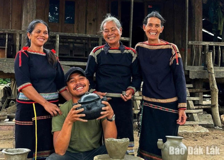 Những chàng trai M’nông kể chuyện buôn làng