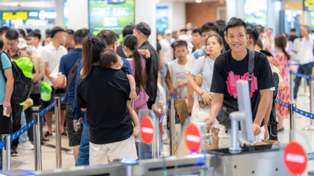 Giá vé máy bay tăng cao, khách bay dịp 30-4 vẫn tăng tới 15%