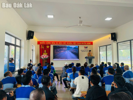 Học viên được xem video tình huống tai nạn giao thông trước khi sát hạch lái xe