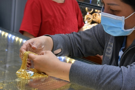 Giá vàng hôm nay, 24-4: Tiếp tục lao dốc