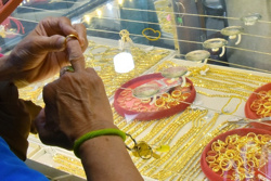 Giá vàng hôm nay, 28-4: Tiếp tục lao dốc