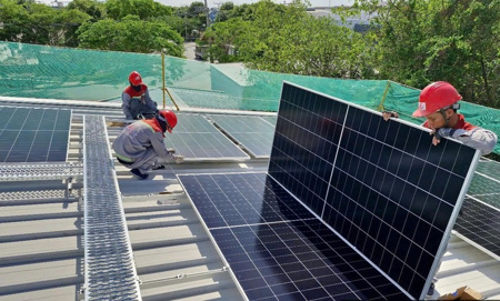 Thủ tướng: Đẩy mạnh điện mặt trời mái nhà tự dùng, tính phương án điện nổi ứng phó khẩn cấp