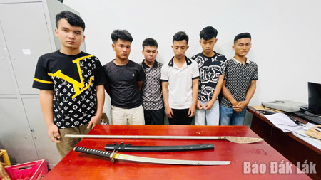 Khởi tố nhóm đối tượng mang hung khí chém người đi đường