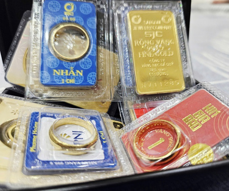 Giá vàng hôm nay 4-4: Bất ngờ mức chênh lệch với giá vàng thế giới