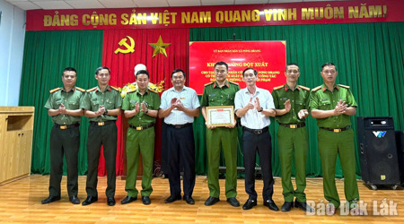 Khen thưởng đột xuất Công an xã Pơng Drang trong công tác phòng, chống tội phạm