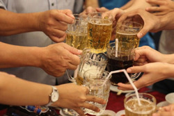 Ép người khác uống rượu, bia sẽ bị phạt 3 triệu đồng