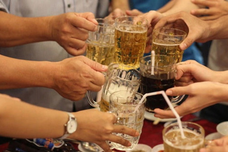 Ép người khác uống rượu, bia sẽ bị phạt 3 triệu đồng