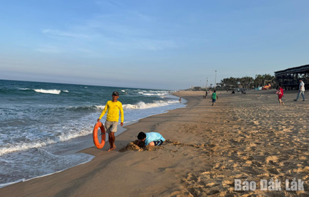 Chuyện những người cứu hộ trên bờ biển