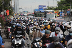 Siết khí thải xe máy: Bài toán không chỉ là khói bụi