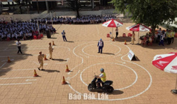 Cảnh sát giao thông Đắk Lắk đồng loạt tuyên truyền an toàn giao thông cho học sinh