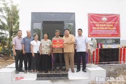 Bàn giao 2 nhà Đại đoàn kết tại Ea Nuôl