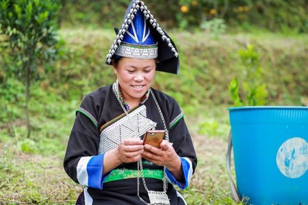 Từ 30-4, Chính phủ hỗ trợ 400.000 smartphone cho hộ nghèo, hộ cận nghèo