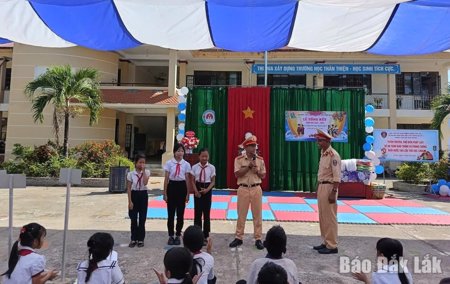 Trang bị kiến thức giao thông và phòng chống đuối nước cho học sinh
