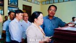Đồng chí Cao Thị Hòa An kiểm tra tiến độ triển khai các dự án tu bổ, tôn tạo di tích lịch sử trên địa bàn tỉnh