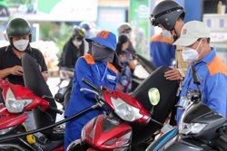 Giá xăng dầu đồng loạt giảm, dầu diesel rẻ hơn gần 1.000 đồng/lít