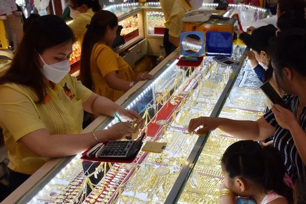 Giá vàng hôm nay, 12-6: Bất ngờ đảo chiều tăng vọt