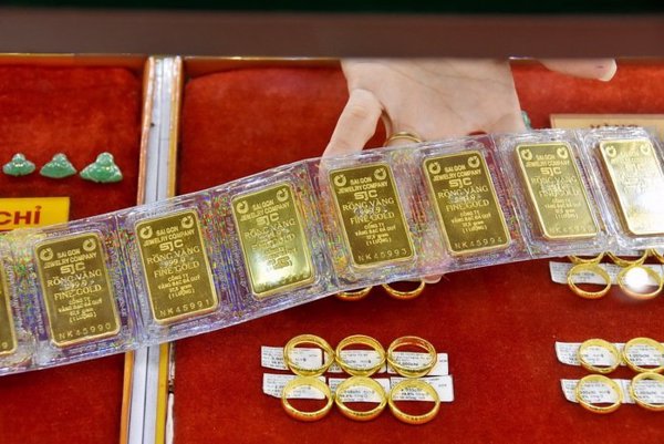 Có 1 tỉ đồng, nên mua vàng hay gửi tiết kiệm để có lãi tốt hơn?
