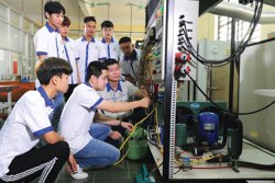 Gỡ rào cản bằng cấp trong tuyển chọn người dạy nghề