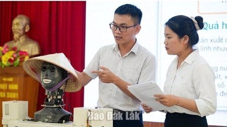 Robot AILPA - Trợ lý thông minh của người cao tuổi