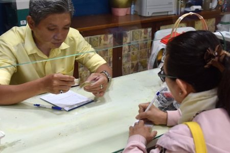 Giá vàng hôm nay 19-6: Tiếp tục lao xuống khi USD tăng giá
