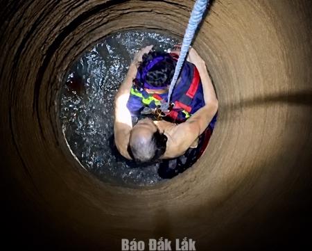 Kịp thời cứu hộ người mắc kẹt dưới giếng sâu